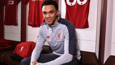 ОФИЦИАЛНО: Ливърпул удължи договора на Александър-Арнолд