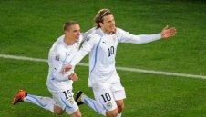 Форлан смълча вувузелите с 2 гола