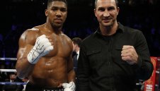 Кличко се качи на ринга при Джошуа, вижте и какво си казаха двамата + ВИДЕО