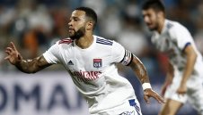 Барса и Лион продължават пазарлъците за Депай 