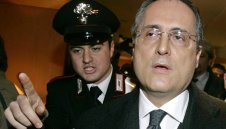 Нов скандал в Италия - барети нахлуха в дома на Лотито