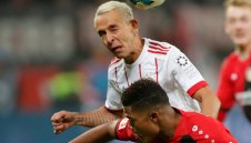 Изрусен бек на Байерн си чукнал тайна среща с "прилепите"