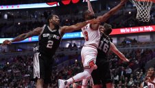 Биковете спряха Сан Антонио към рекорд