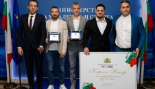 Какъв Катар? Държавата даде 115 000 на Карлос Насар