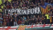 Феновете на Барса поискаха оставката на Лапорта