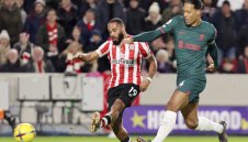 Пчеличките продължават да жилят лошо, отнесе го и Ливърпул