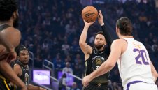 Стеф наниза 24 при завръщането си, но те не стигнаха за победа