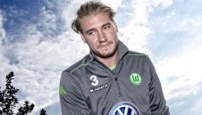 Лорд Бендтнер пуска корени на пейката 