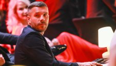 Световният шампион Подолски купува полски клуб