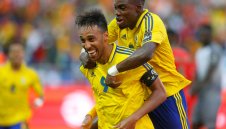 Феновете на Дортмунд се радват, че Обамеянг страда