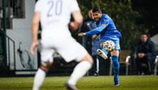 Левски пусна на търг тениска на голямата си звезда