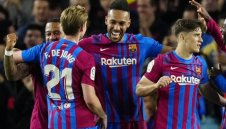 Барса го закъса здраво за пари, допитва се до феновете