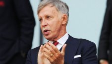 Феновете на Арсенал скочиха на собственика Крьонке