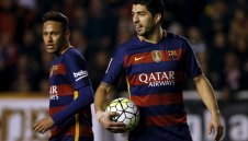 Неймар и Суарес в битка за... хамбургер