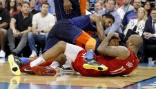 Пол Джордж приземи Ракетите с тройка в края