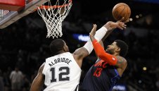 Олдридж наниза 56, Спърс и Тъндър спретнаха луд мач