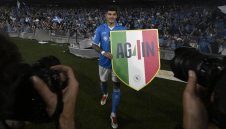 Капитанът на Наполи се нареди до Марадона