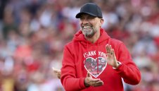 Уникално изпращане! Над 10 000 души просълзиха Клоп + ВИДЕО