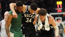 Контузия на суперзвезда в НБА в мач само с 2 наказателни удара