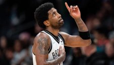 Кайри напомни за себе си с 50 точки срещу Стършелите