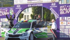 Ужас! Автомобил се вряза в зрител на рали Сливен