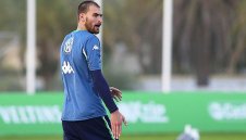 Бас Дост счупи крак