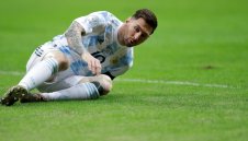 Кървав глезен! Меси оцеля след серия от ритници + СНИМКИ