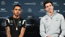 Мерцедес бави обявяването на новия си пилот