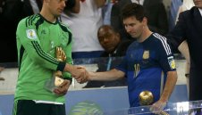 Нойер с повече точни подавания от Меси на световното