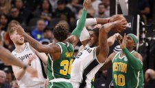 Шпорите се справиха и с Бостън и продължиха с възхода си