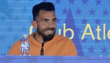 Карлос Тевес е приет спешно в болница