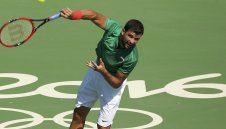 Сърдитият Гришо не обърна внимание на деца, скандиращи името му