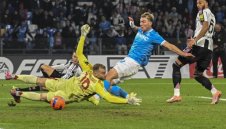 Секси водеща носи късмет на Наполи + СНИМКИ