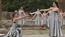 Запалиха олимпийският огън за Игрите в Париж