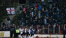 Ужасно: Фенове пребиха жена и мъж преди дербито на Пловдив