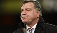 Големия Сам доволен да "паркира автобуса"