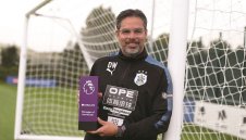 Мениджърът на Хъдърсфийлд грабна приза за №1 във Висшата лига