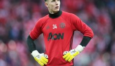 Челси и ПСЖ се "хващат за гушите" за вратаря на Шефилд Юнайтед