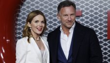 Гери Халиуел подкрепи шефа на Ред Бул в сексскандала