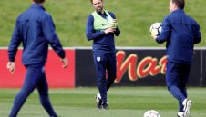 Смях: Саутгейт като Балотели, не може да облече потник + ВИДЕО