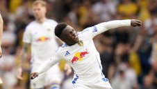 Лийдс започна сезона със зрелищно 3:3, Груев удари греда