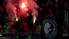 Тежко наказание за Панатинайкос след ексцесиите във финала с Олимпиакос