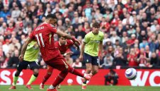 Ливърпул с обрат след две дузпи за победа срещу последния