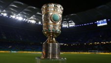 Красива е, нали? Купата пристигна в Берлин