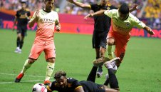 След драма с дузпи: "Вълците" лишиха Сити от трофей