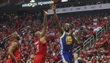 Брадата и Ракетите оцеляха срещу Голдън Стейт