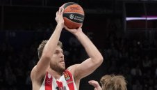 Блестящ Везенков поведе Олимпиакос към пета поредна победа