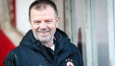 Младенов засади "лале" на пейката на ЦСКА