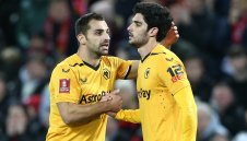 Барса оглежда нападател заради Депай