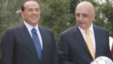 Прокурори разследват Берлускони за данъчни измами